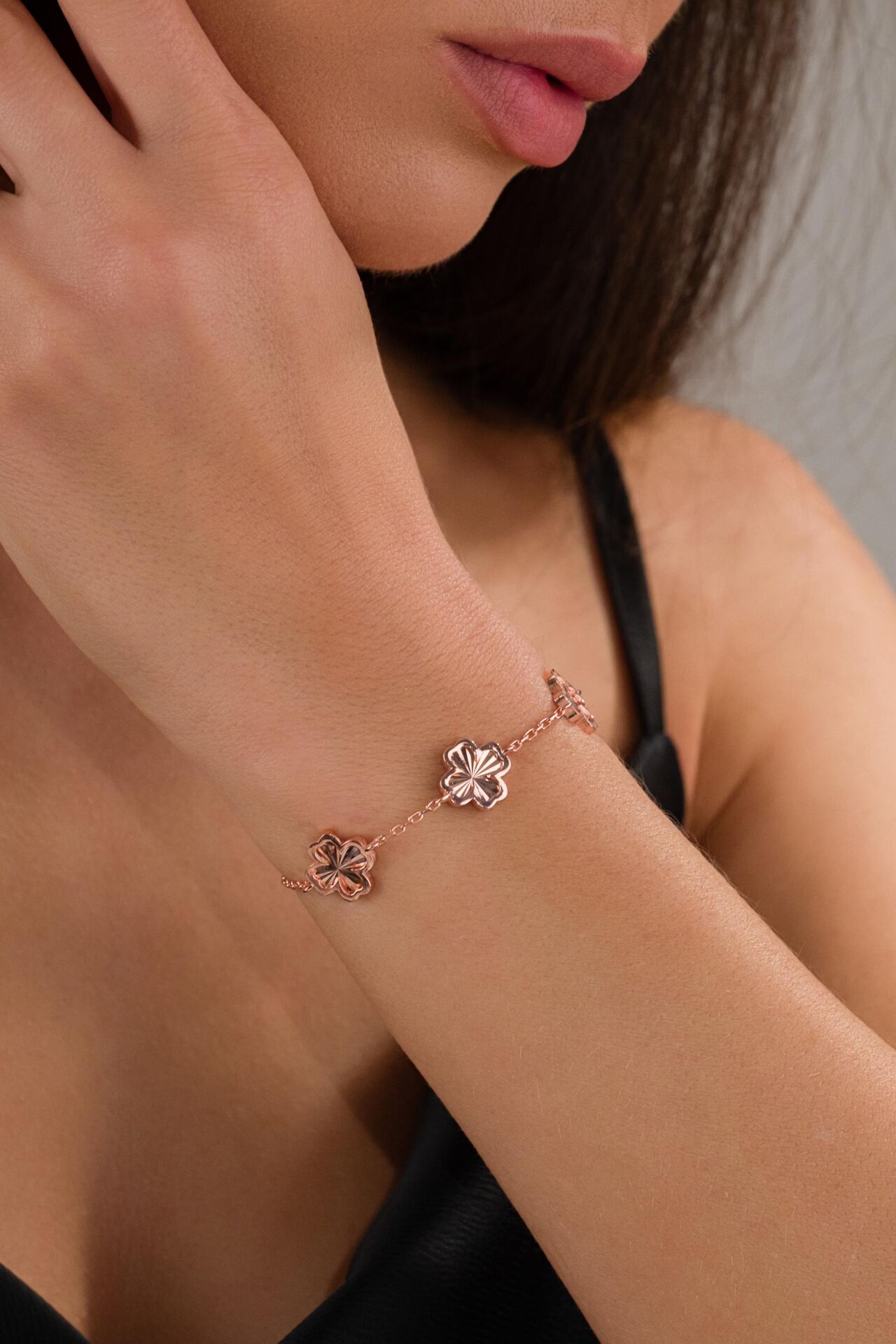 Gümüş Rose Kaplama Üç Yoncalı Yonca Çiçek Lazer İşlemeli Taşsız Bileklik