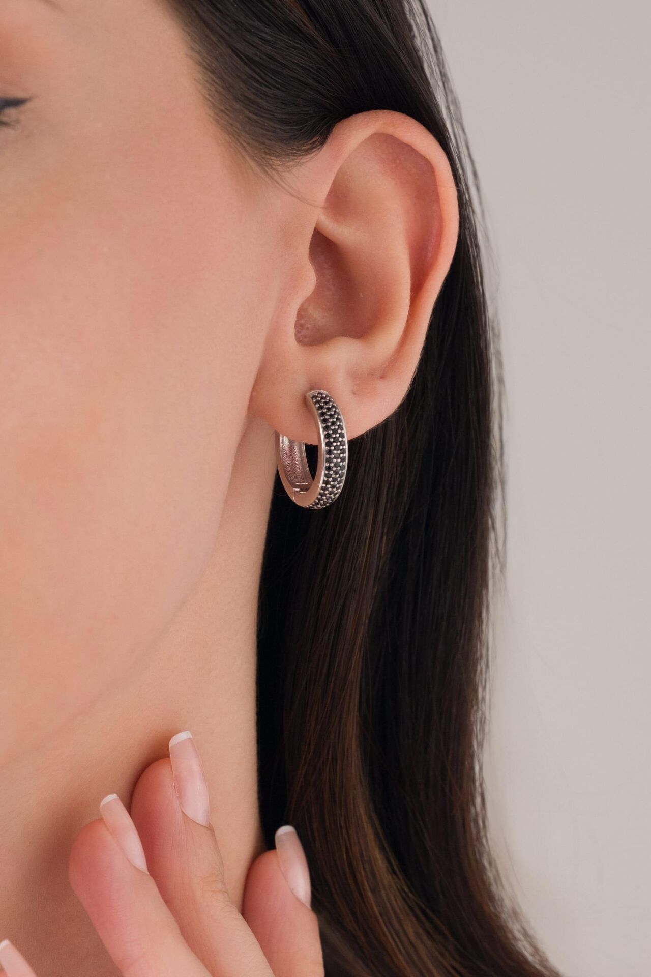 20 mm GÜMÜŞ SİYAH ZİRKON TAŞLI BOMBELİ HALKA  KÜPE