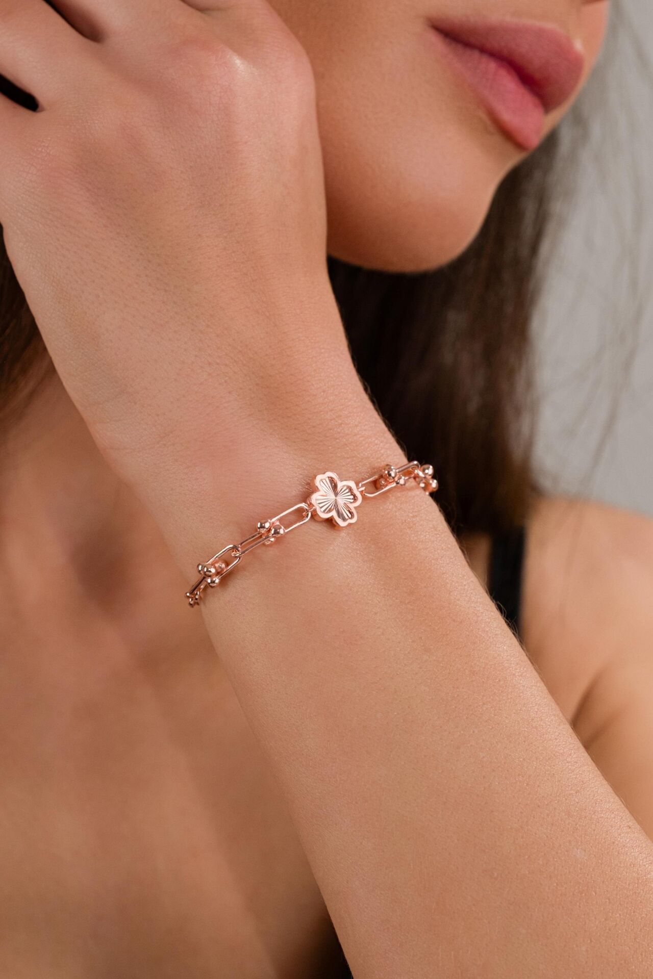 Gümüş Rose Kaplama Yonca Çiçek Lazer İşlemeli Ataç Zincirli Taşsız Bileklik