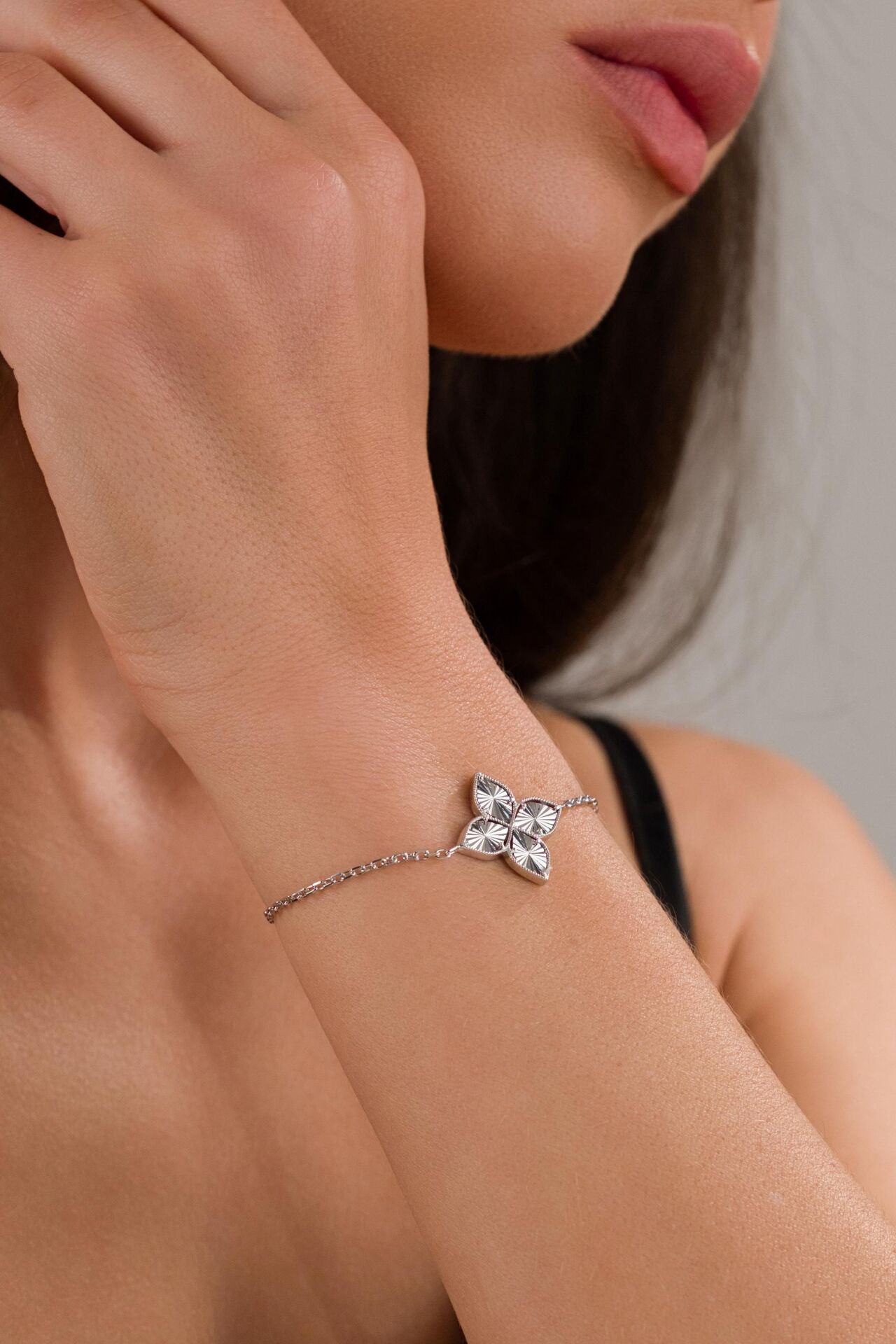 Gümüş Rodyumlu Yonca Çiçek Lazer Kalem İşlemeli Taşsız Bileklik