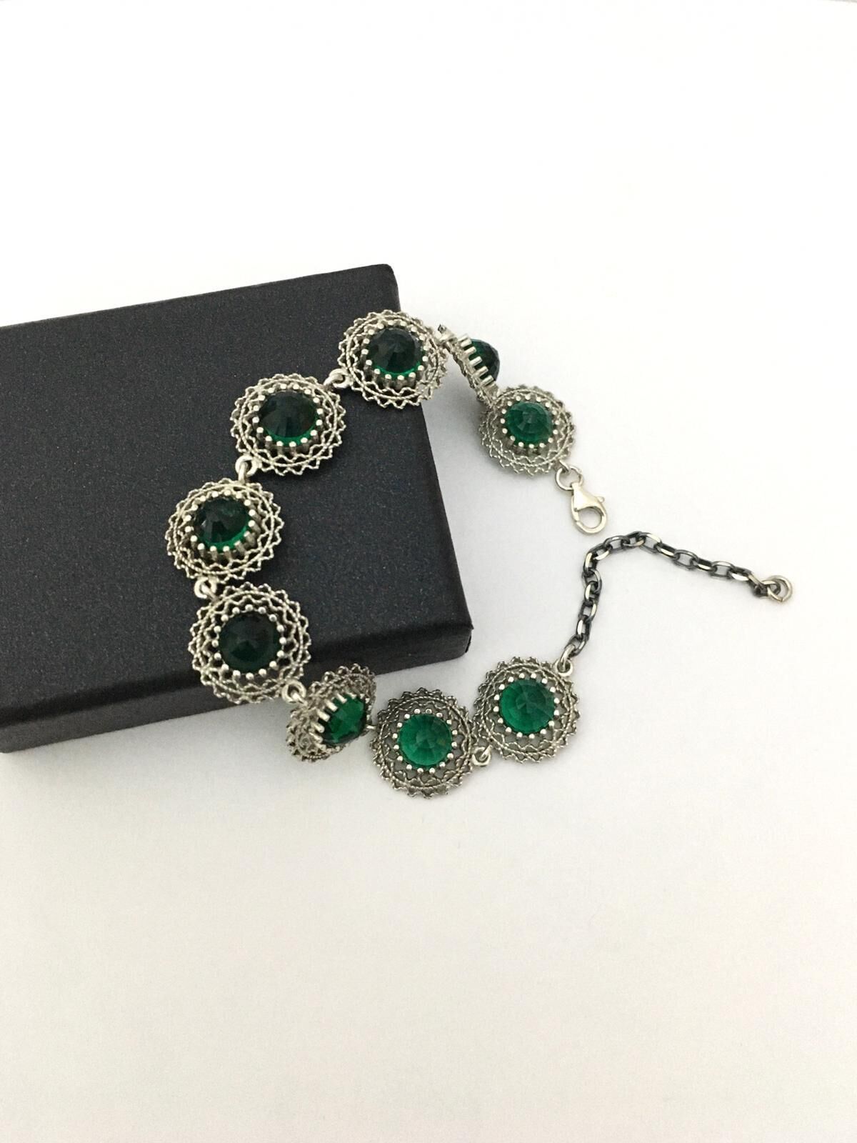 GÜMÜŞ KÖK ZÜMRÜT TAŞLI TELKARİ BİLEKLİK