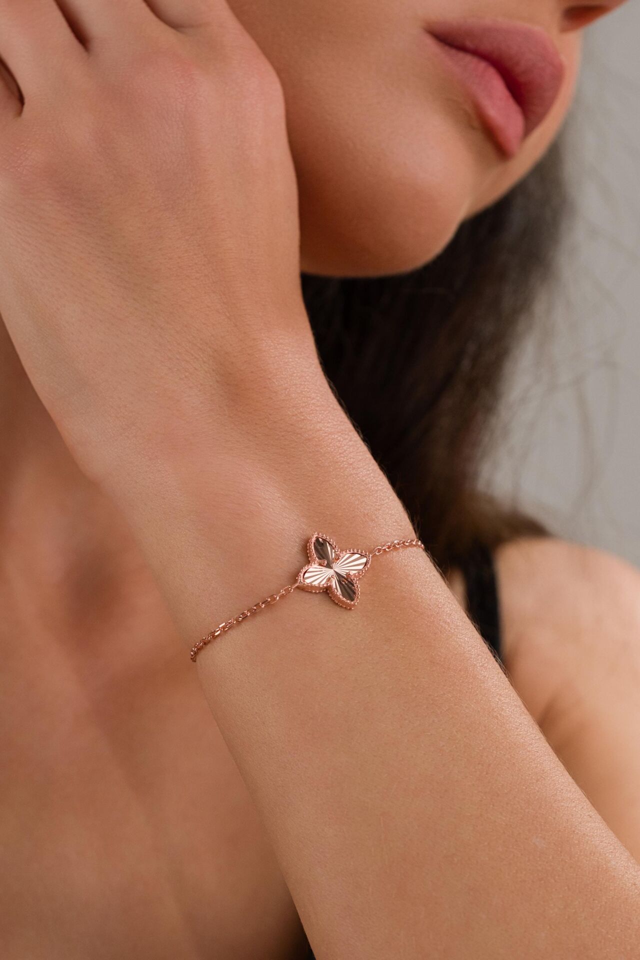 Gümüş Rose Kaplama Yonca Çiçek Lazer Kalem İşlemeli Taşsız Bileklik