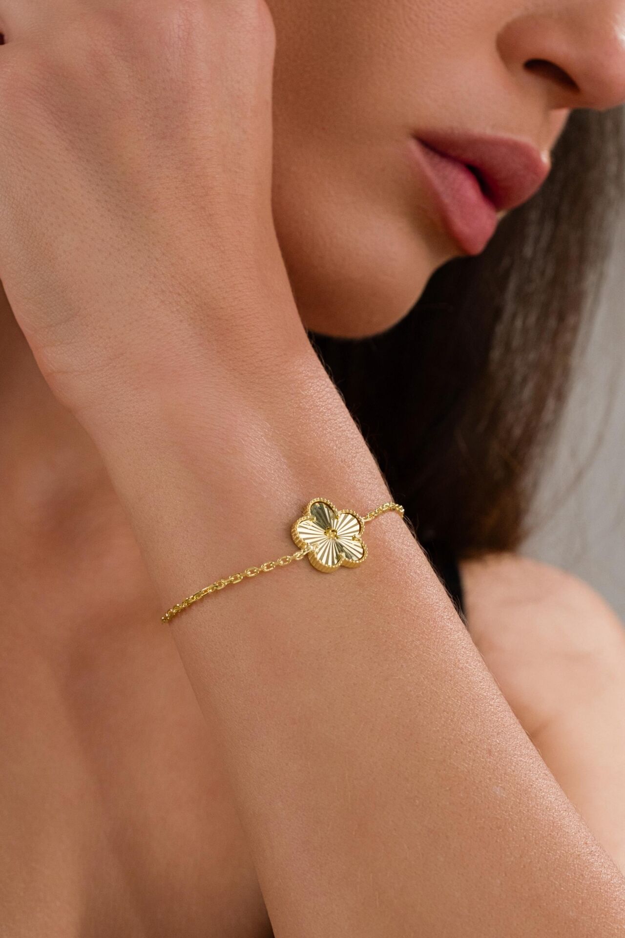 Gümüş Altın Gold Kaplama Yonca Papatya Çiçek Lazer Kalem İşlemeli Taşsız Bileklik