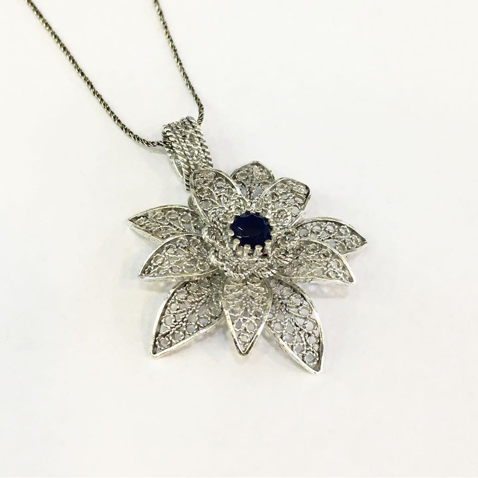 925 GÜMÜŞ TELKARİ İŞLEME ÇİÇEK KÖK SAFİR TAŞLI KOLYE