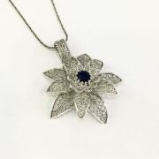 925 GÜMÜŞ TELKARİ İŞLEME ÇİÇEK KÖK SAFİR TAŞLI KOLYE