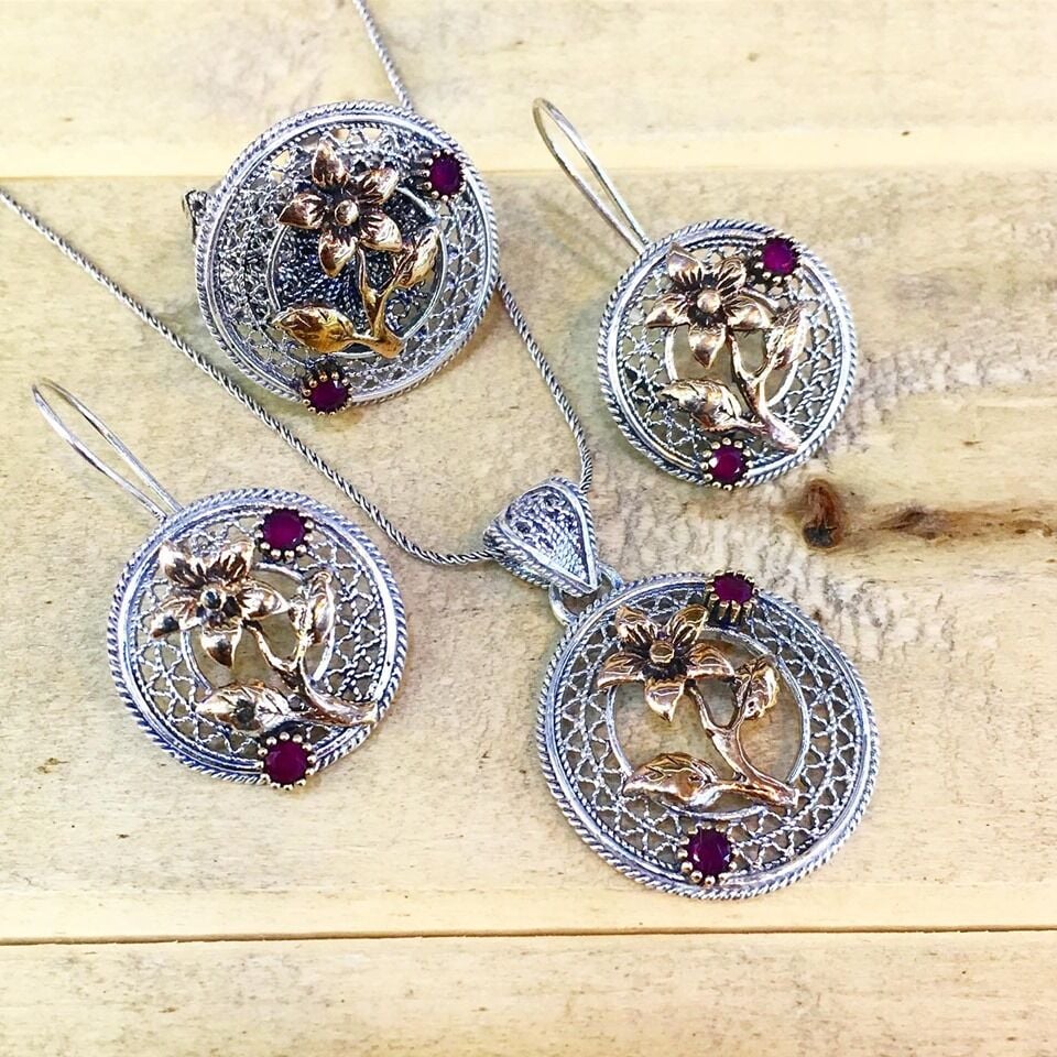 925 AYAR GÜMÜŞ OKSİTLİ TELKARİ EL İŞİ KÖK YAKUT TAŞLI ÇİÇEK SET