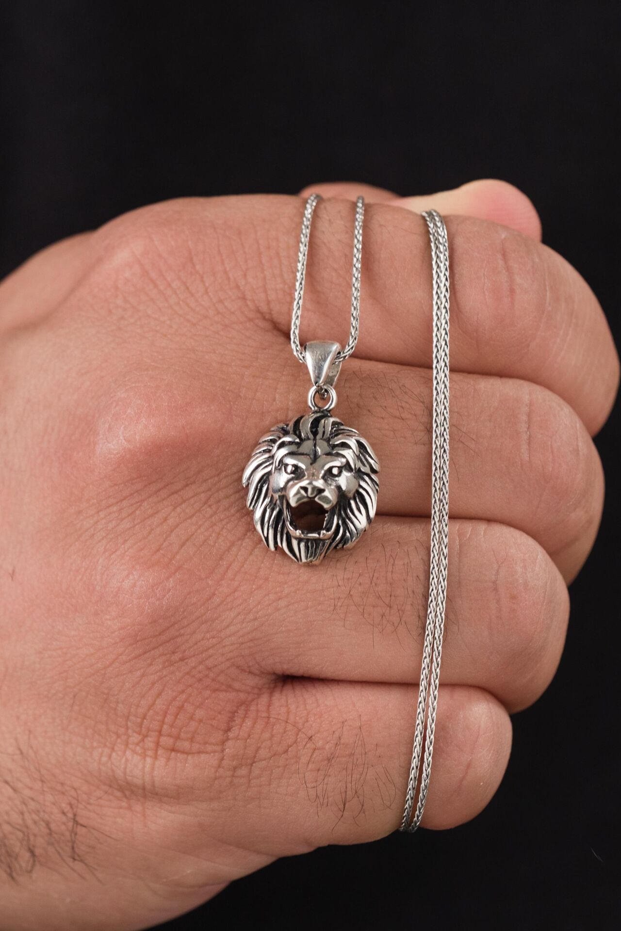 925 Ayar Gümüş Aslan Kafası Başı Kabartmalı Madalyon Oksitli Karartmalı Erkek Kolye