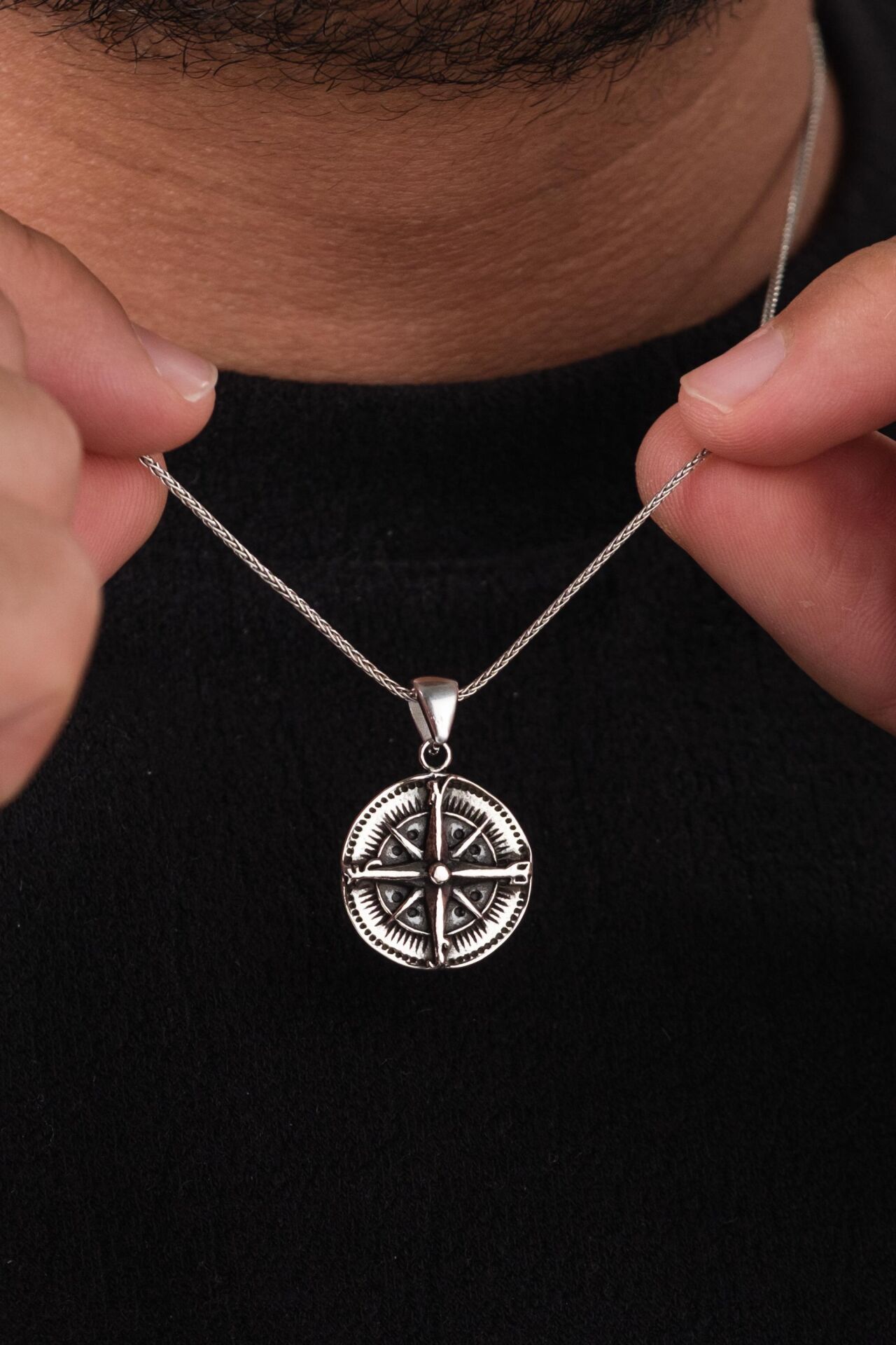 925 Ayar Gümüş Pusula Compass Kabartmalı Madalyon Oksitli Karartmalı Erkek Kolye