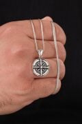 925 Ayar Gümüş Pusula Compass Kabartmalı Madalyon Oksitli Karartmalı Erkek Kolye