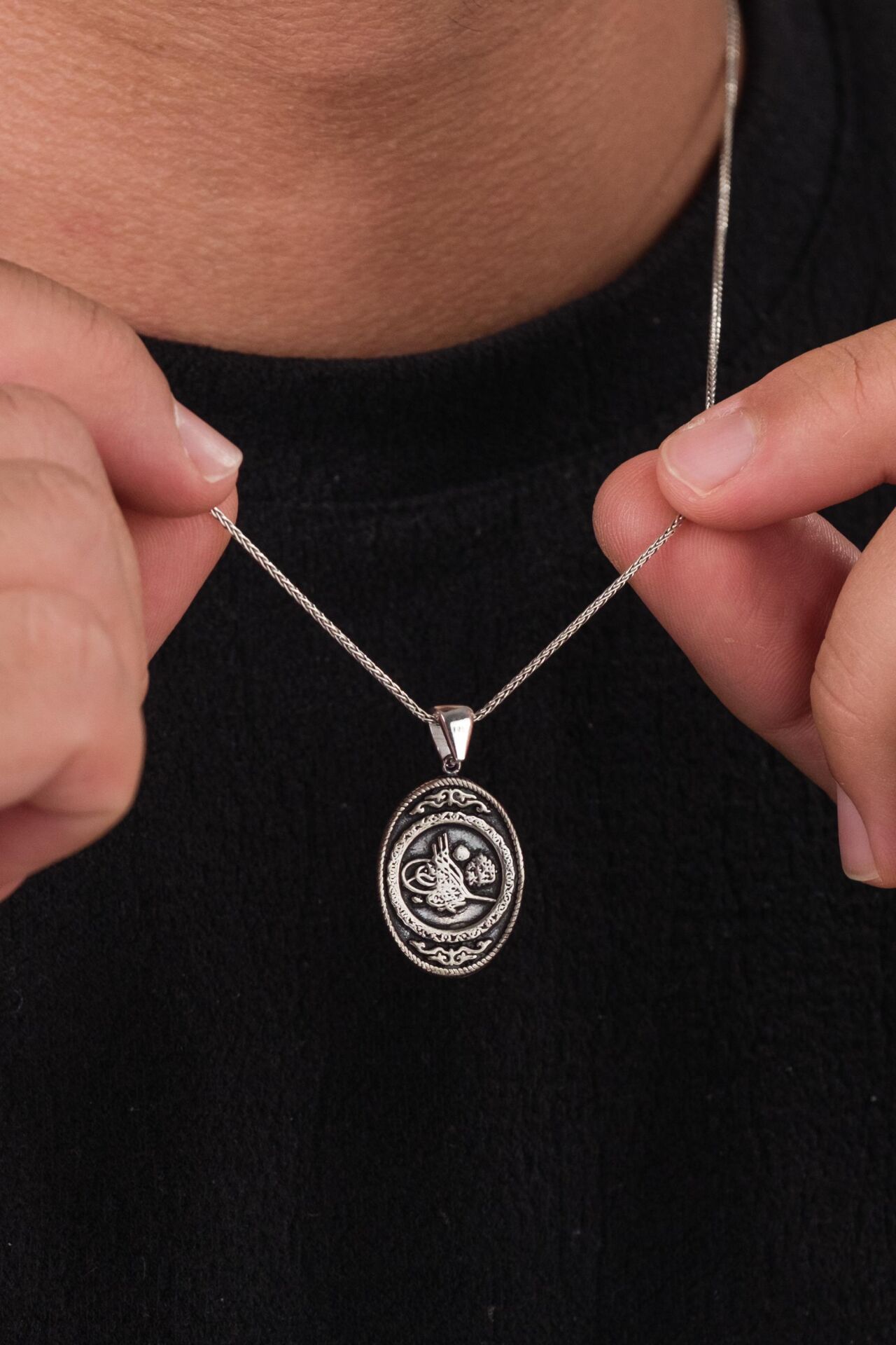 925 Ayar Gümüş Oval Osmanlı Tuğra Tuğrası Siyah Zemin Karartmalı Eskitme Gümüş Erkek Kolye