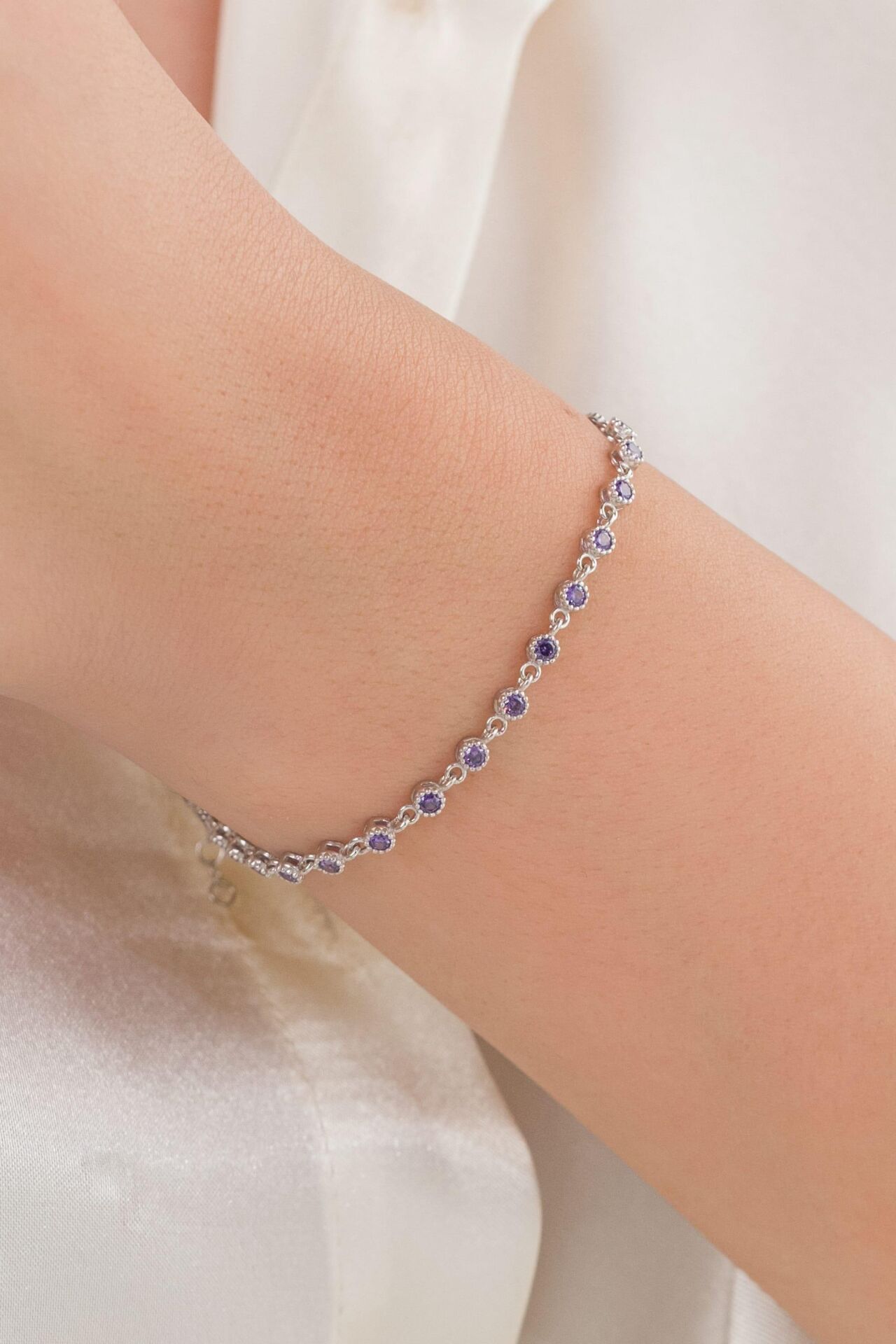 Gümüş Mor Ametist Yuvarlak Taşlı Pırlanta Modeli Su Yolu Bileklik