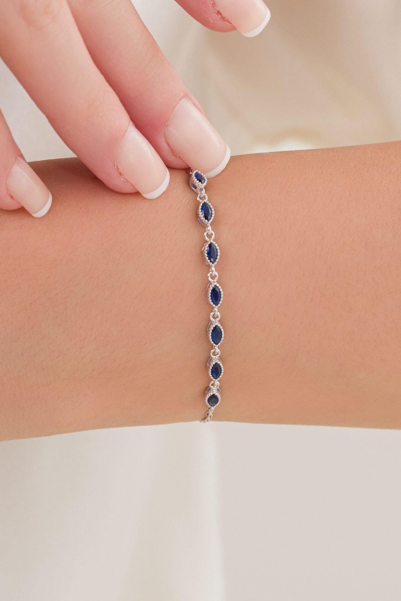 Gümüş Parlament Mavisi Zirkon Taşlı Mekik Pırlanta Modeli Su Yolu Bileklik