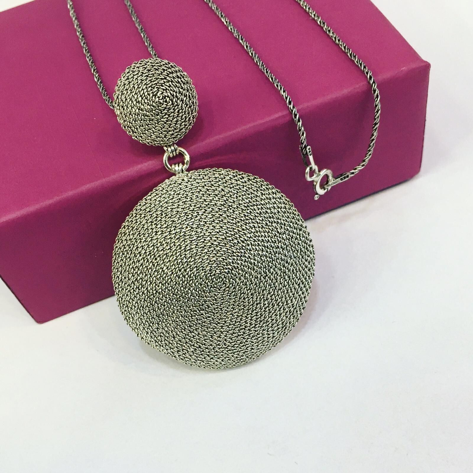 GÜMÜŞ TELKARİ YUVARLAK MADALYON KOLYE