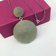 GÜMÜŞ TELKARİ YUVARLAK MADALYON KOLYE