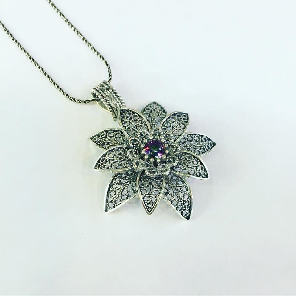 GÜMÜŞ TELKARİ MİSTİK TOPAZ TAŞLI ÇİÇEK KOLYE