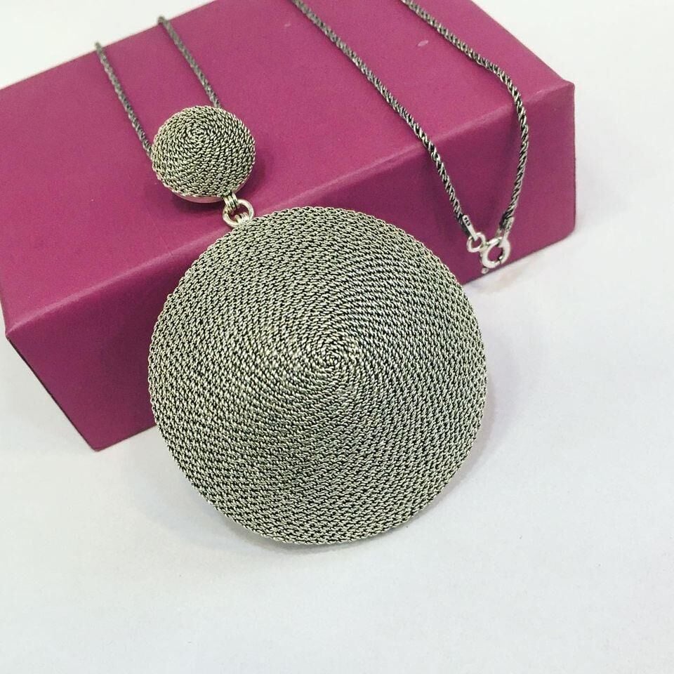 GÜMÜŞ TELKARİ YUVARLAK MADALYON KOLYE