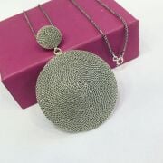 GÜMÜŞ TELKARİ YUVARLAK MADALYON KOLYE