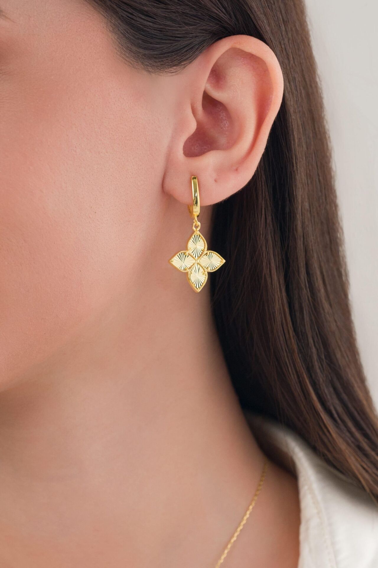 GÜMÜŞ ALTIN GOLD KAPLAMA YONCA LAZER KALEM İŞLEMELİ KÜPE