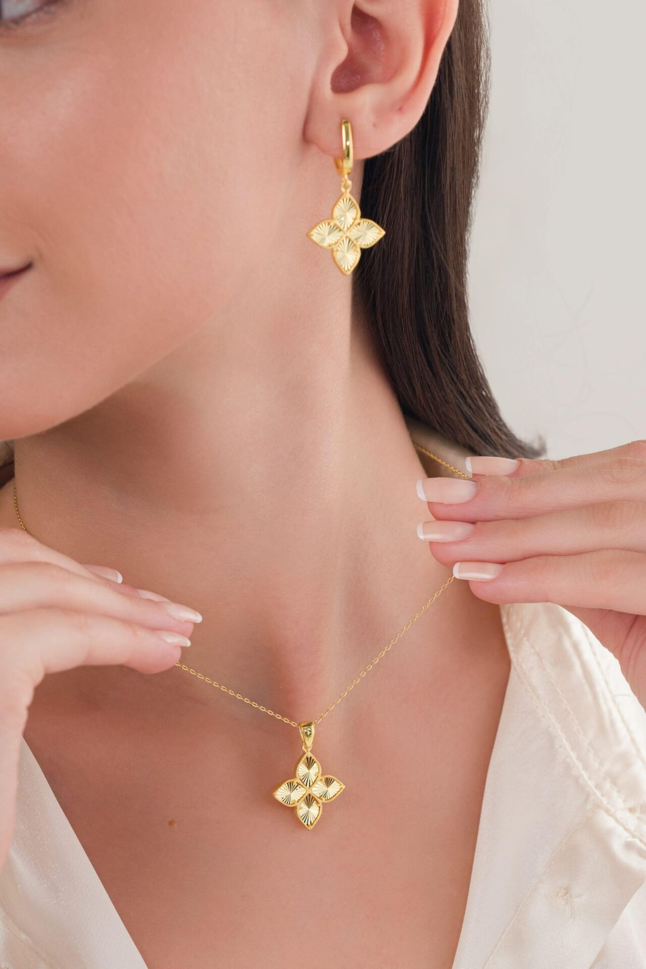 Gümüş Altın Gold Kaplama Yonca Lazer Kalem İşlemeli Kolye KÜPE SET