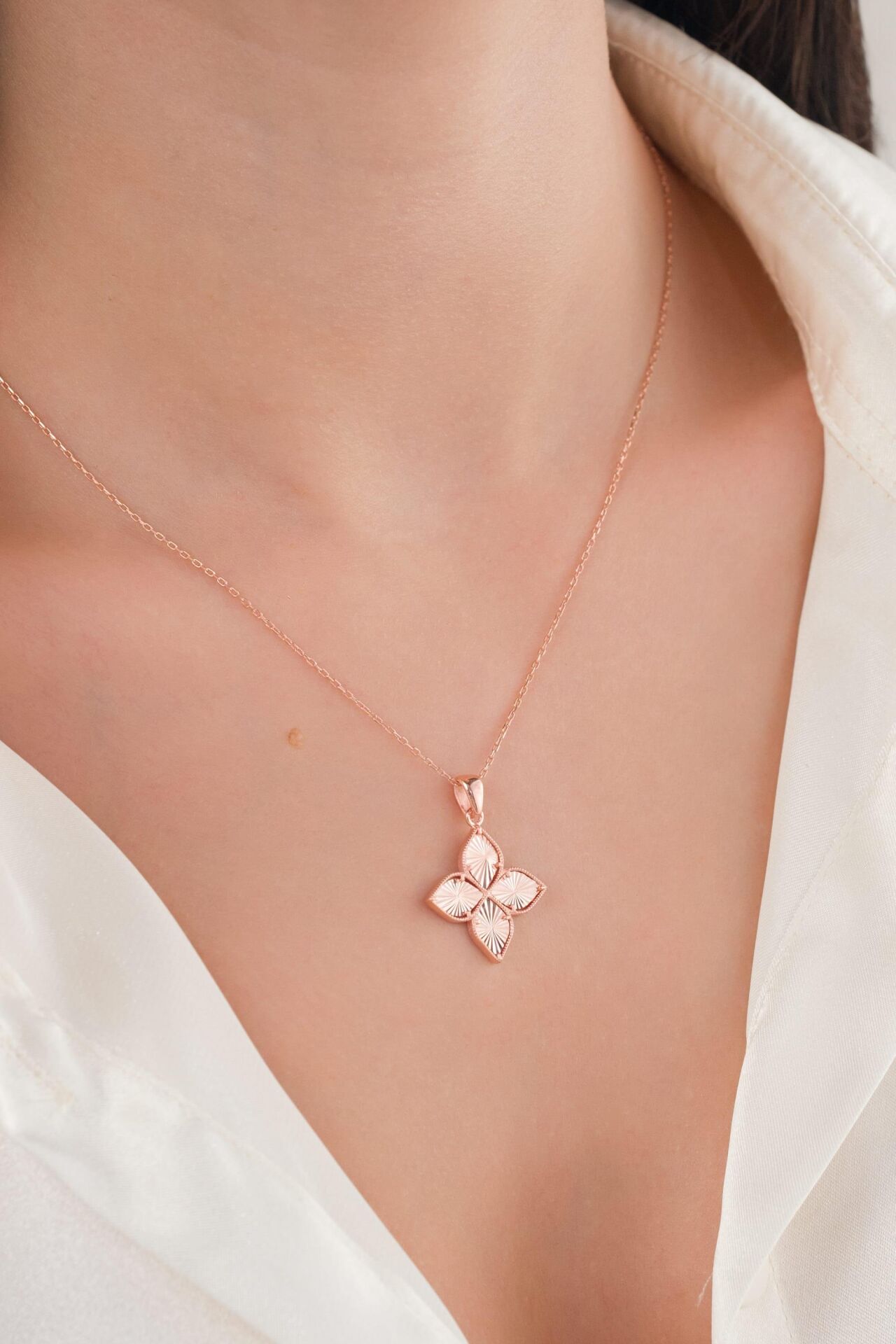 Gümüş ROSE Kaplama Yonca Lazer Kalem İşlemeli Kolye