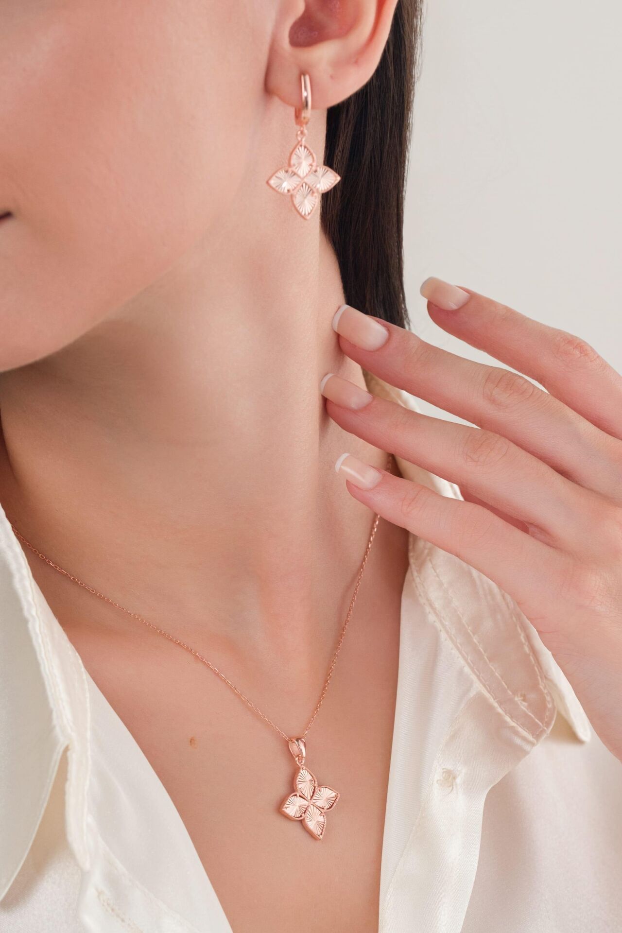 Gümüş ROSE Kaplama Yonca Lazer Kalem İşlemeli Kolye KÜPE SET