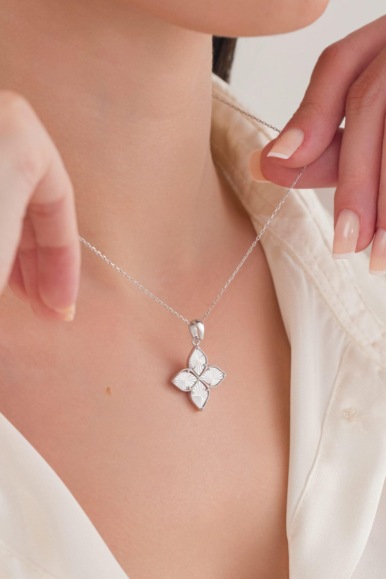 Gümüş Yonca Lazer Kalem İşlemeli Kolye