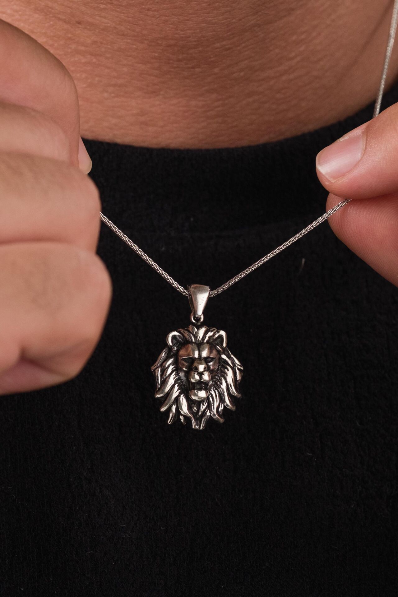 Gümüş Aslan Kafası Başı Kabartmalı Oksitli Karartmalı Erkek Kolye