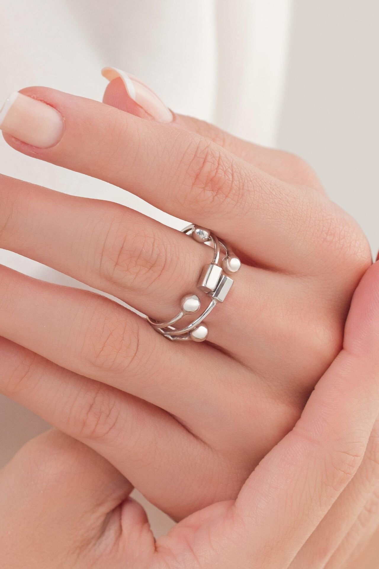 GÜMÜŞ TOPLU VE DİKDÖRTGEN ÇUBUKLU MODERN AYARLANABİLİR YÜZÜK