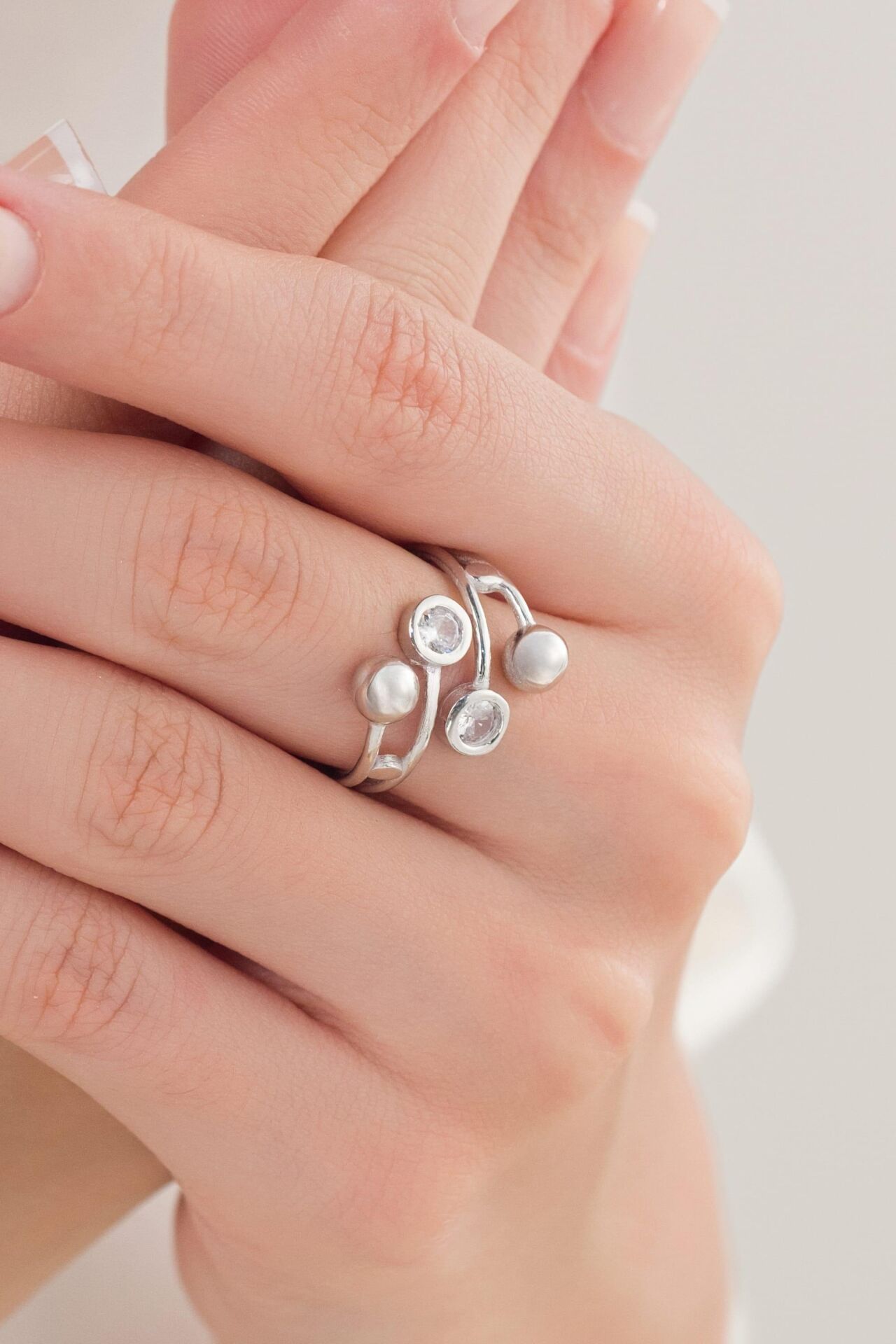 GÜMÜŞ ZİRKON TAŞLI VE TOPLU MODERN AYARLANABİLİR YÜZÜK