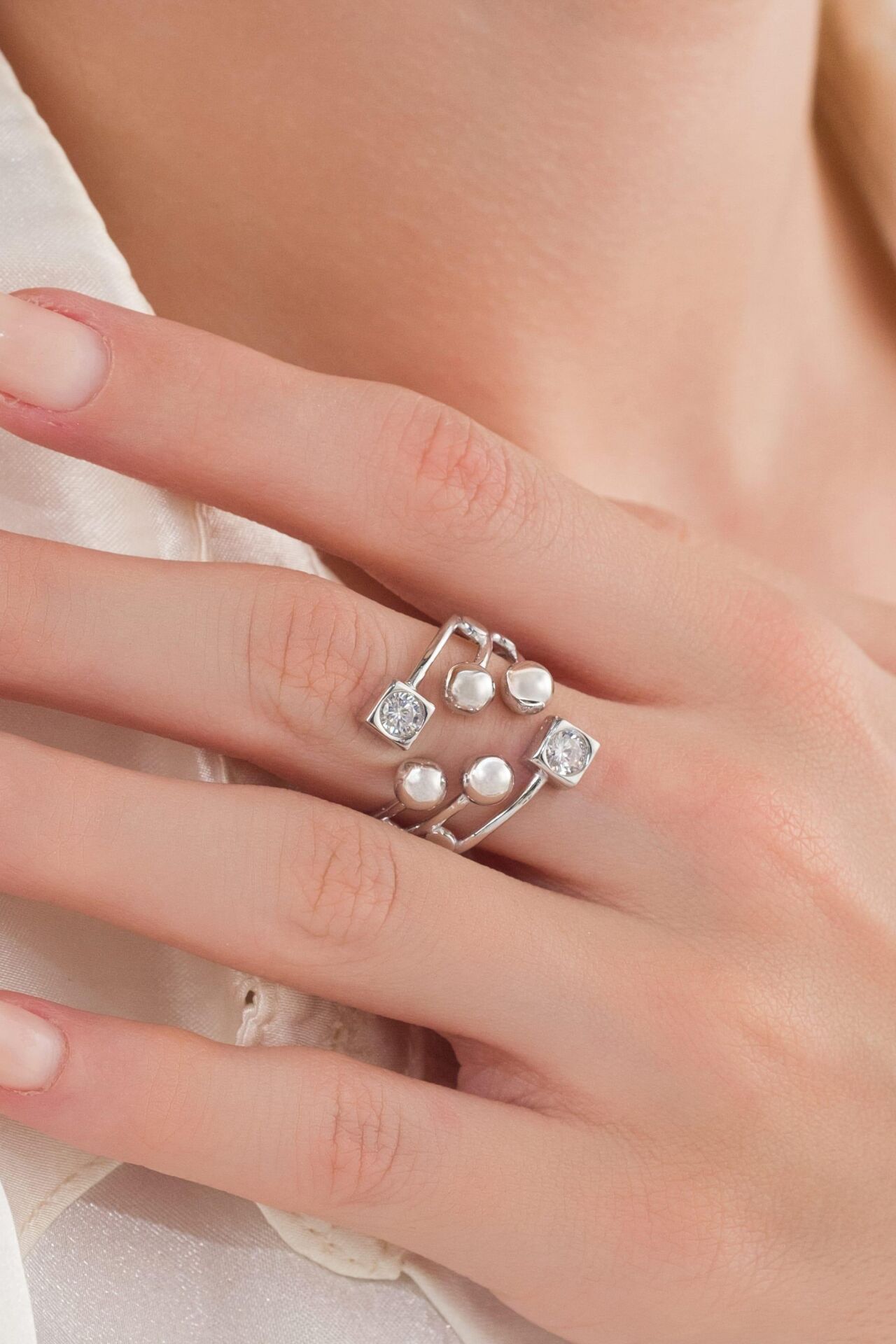 GÜMÜŞ ZİRKON TAŞLI KARE ÇERÇEVELİ VE DÖRT TOPLU MODERN AYARLANABİLİR YÜZÜK