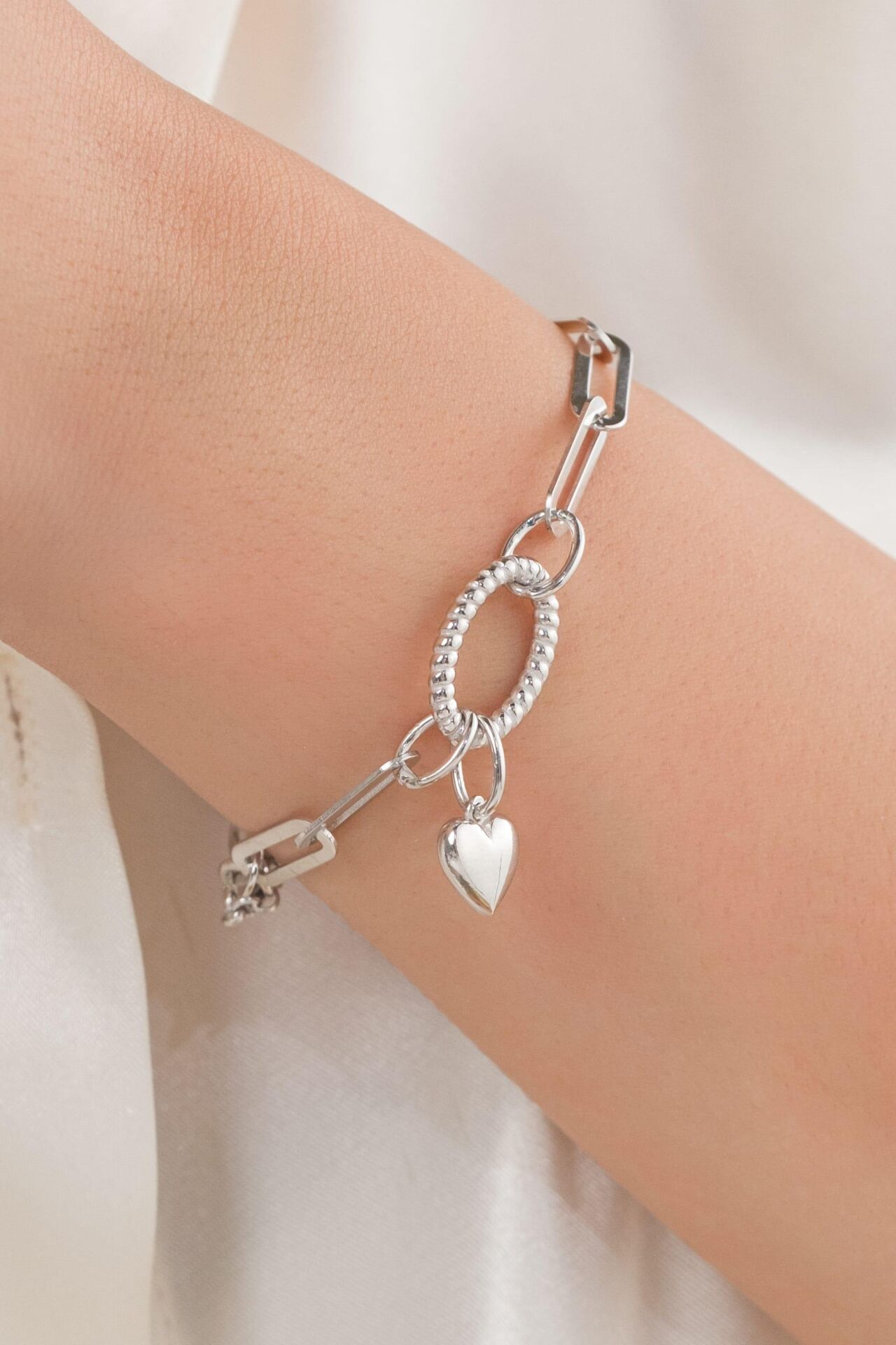 Gümüş Kalpli ve Ortası Oval Ataç Zincir Hallow Taşsız Bileklik