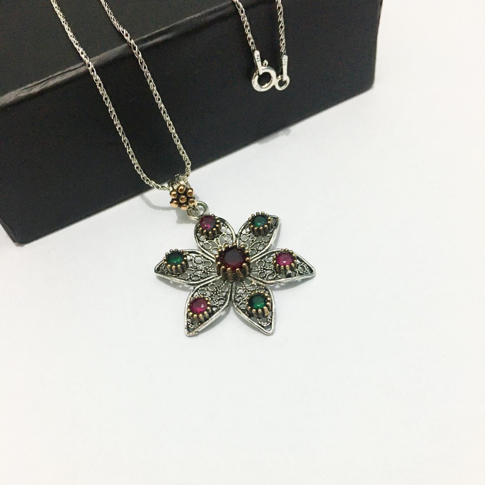 TELKARİ GÜMÜŞ KÖK YAKUT VE KÖK ZÜMRÜT TAŞLI ÇİÇEK KOLYE