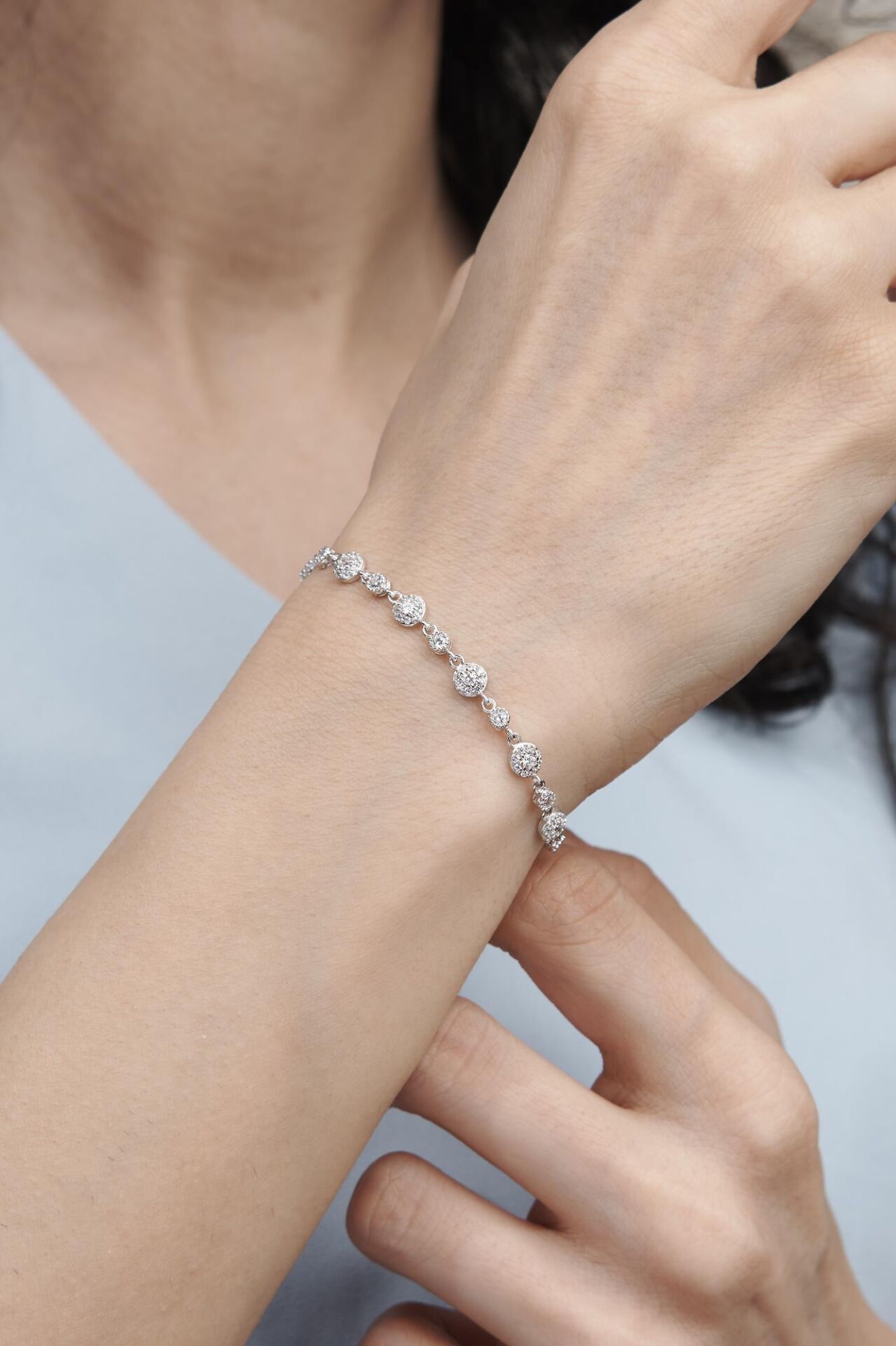 Gümüş Yuvarlak Beyaz Zirkon Taşlı Pırlanta Modeli Su Yolu Bileklik