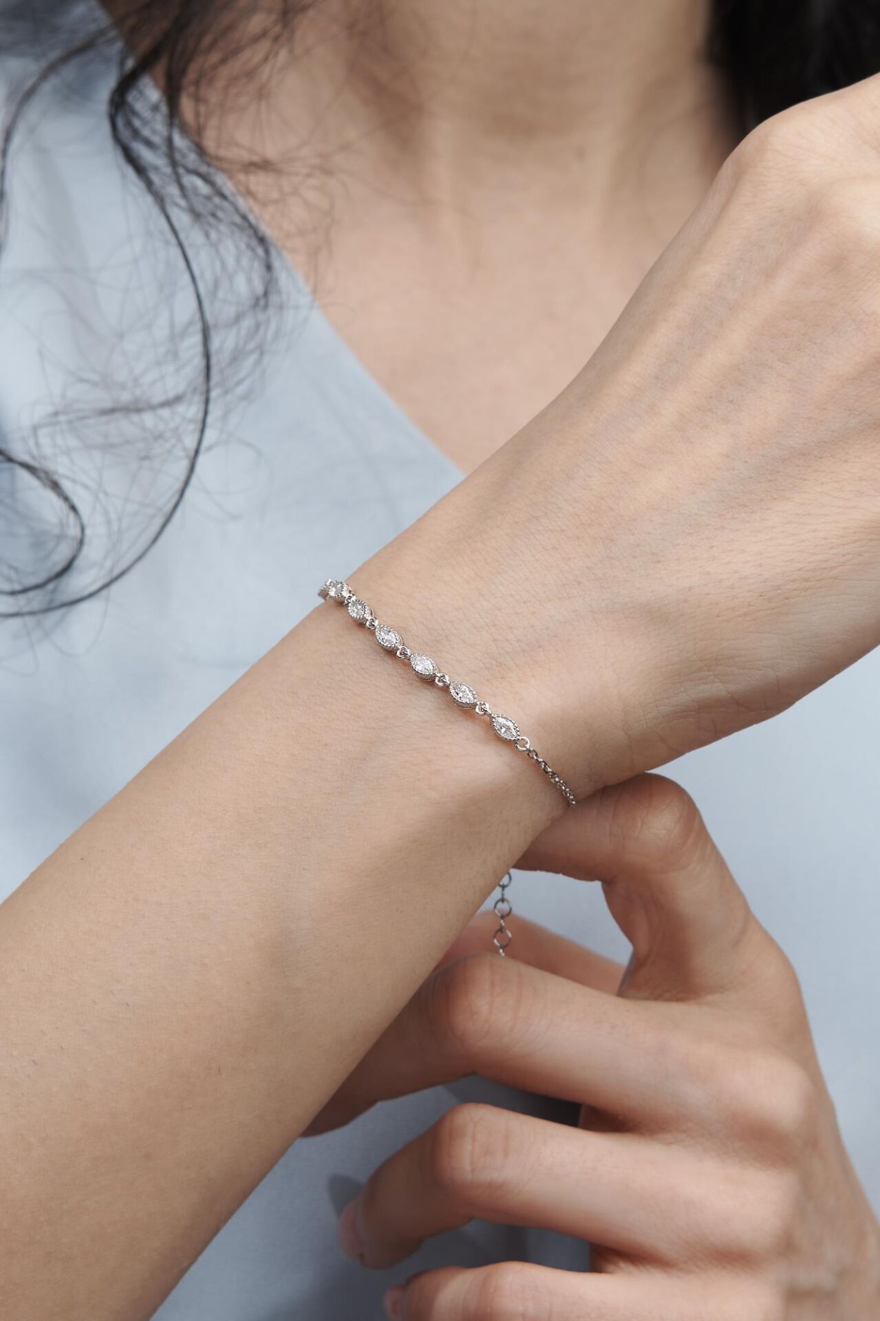 Gümüş Mekik Beyaz Zirkon Taşlı Pırlanta Modeli Su Yolu Bileklik