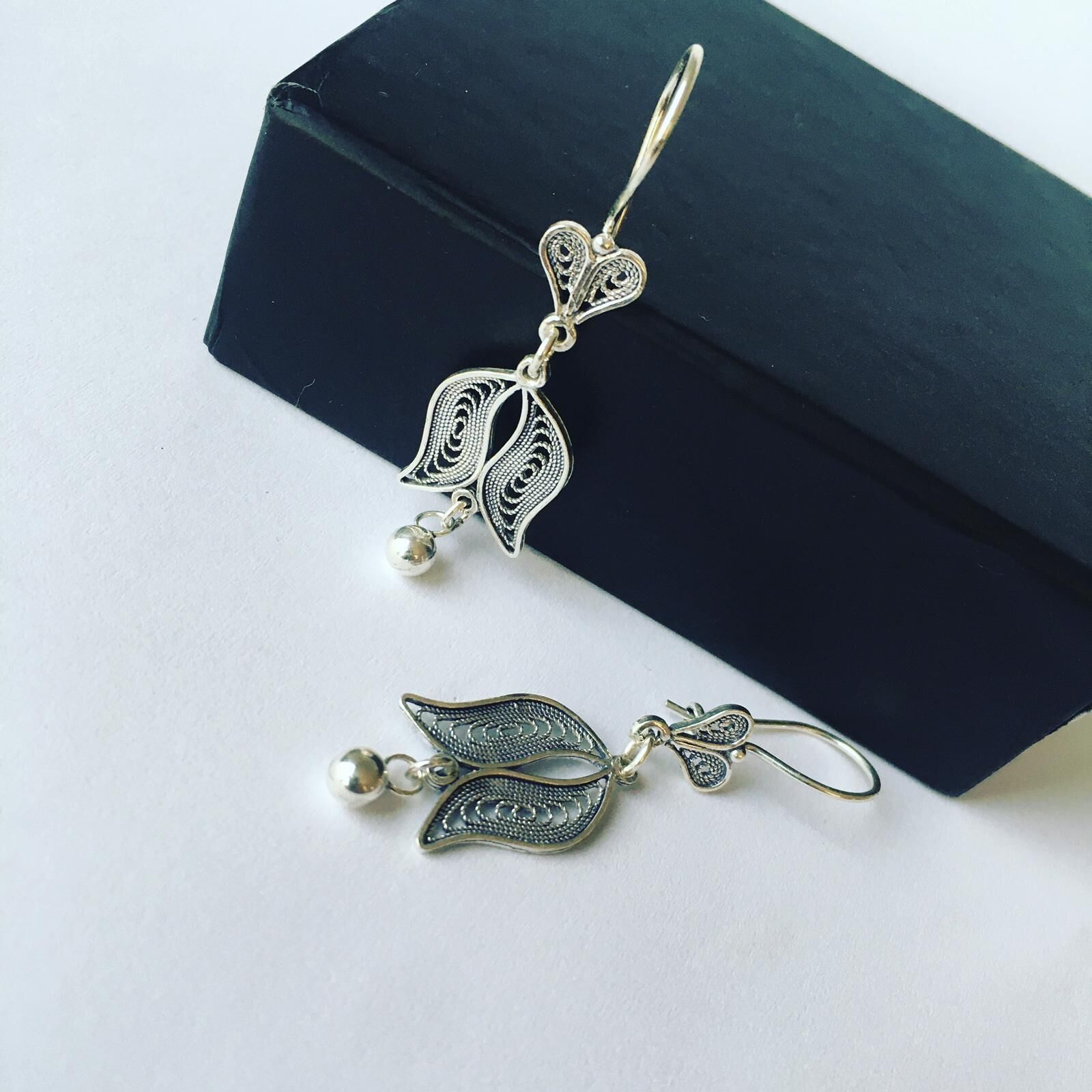 TELKARİ GÜMÜŞ LALE  OKSİTLİ SALLANTILI KÜPE