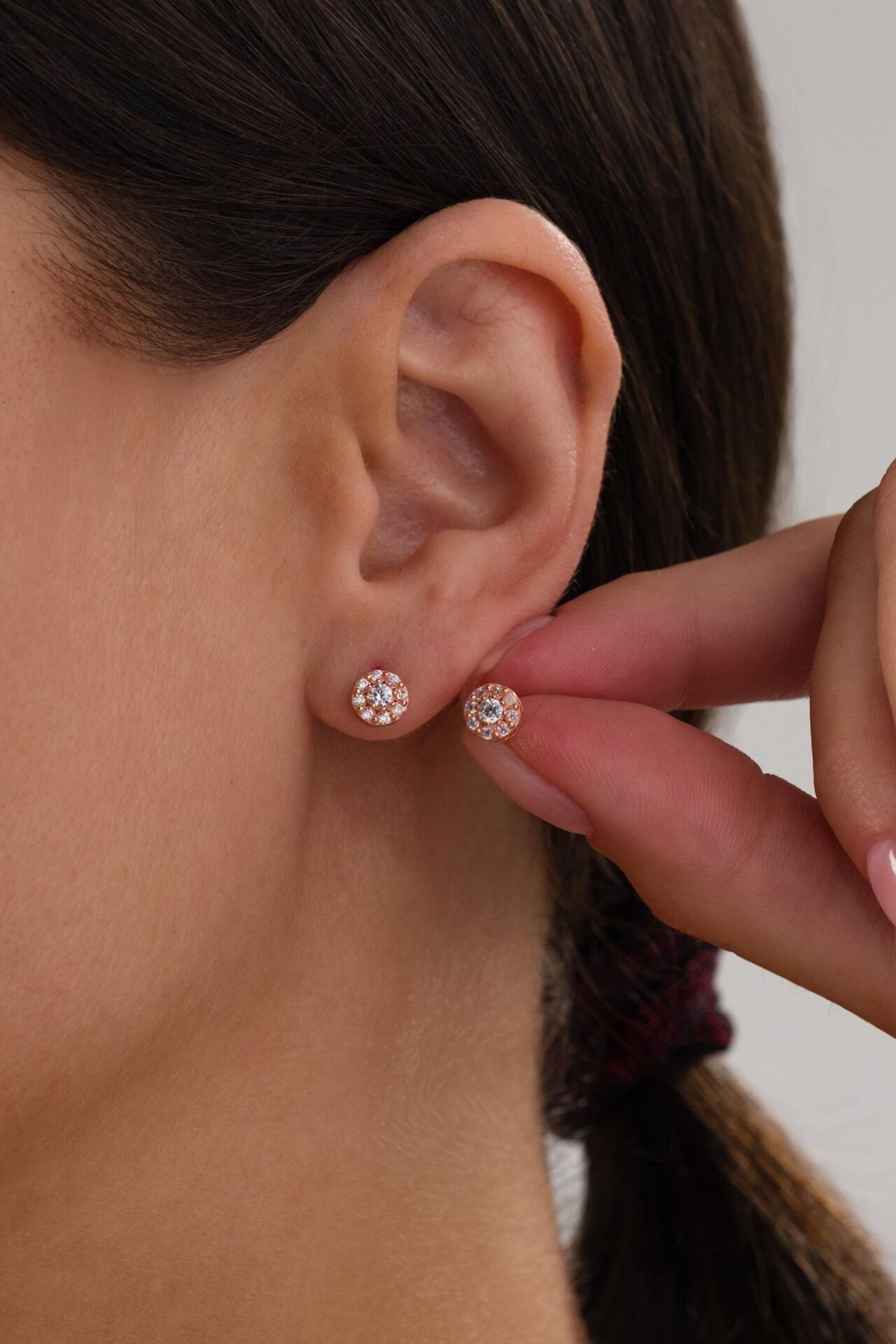 Gümüş Rose Kaplama Beyaz Zirkon Taşlı Minimal Su Yolu Pırlanta Montürlü Tek Taş Reina Minik Şık Küpe