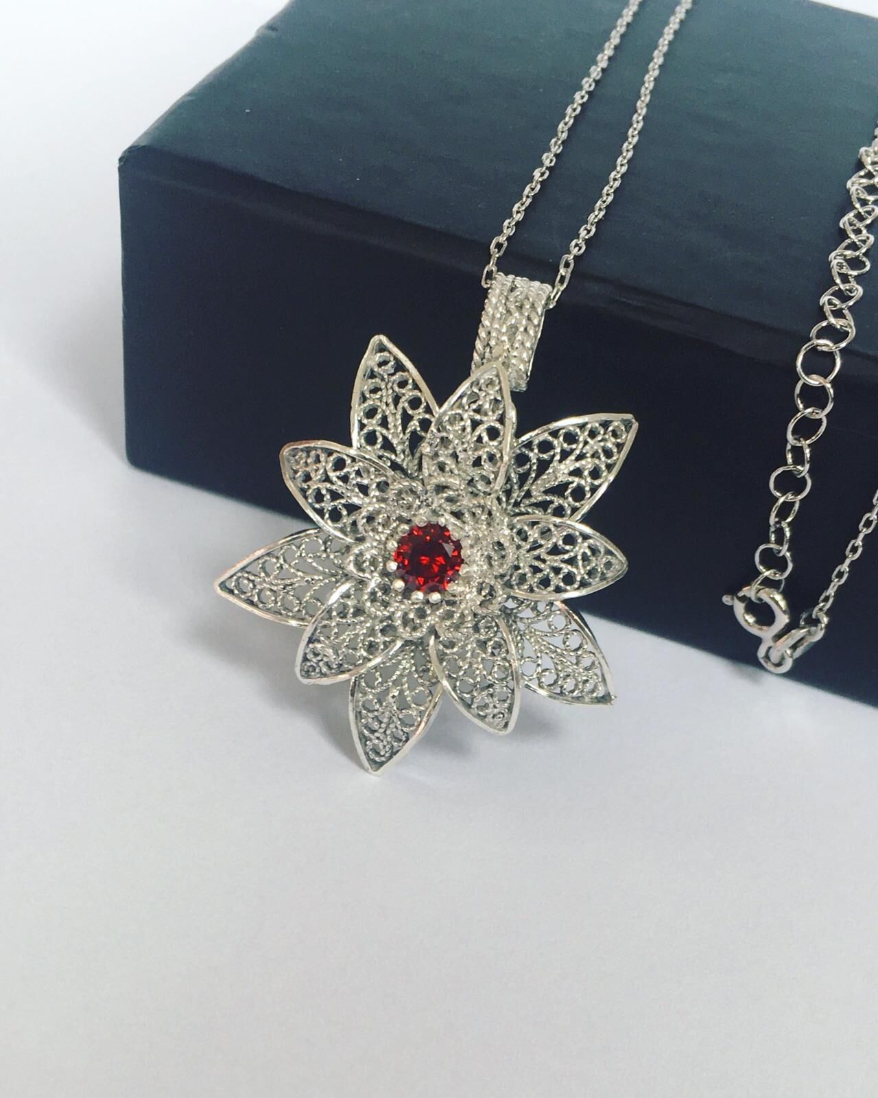GÜMÜŞ TELKARİ ÇİÇEK KIRMIZI ZİRKON  TAŞLI KOLYE