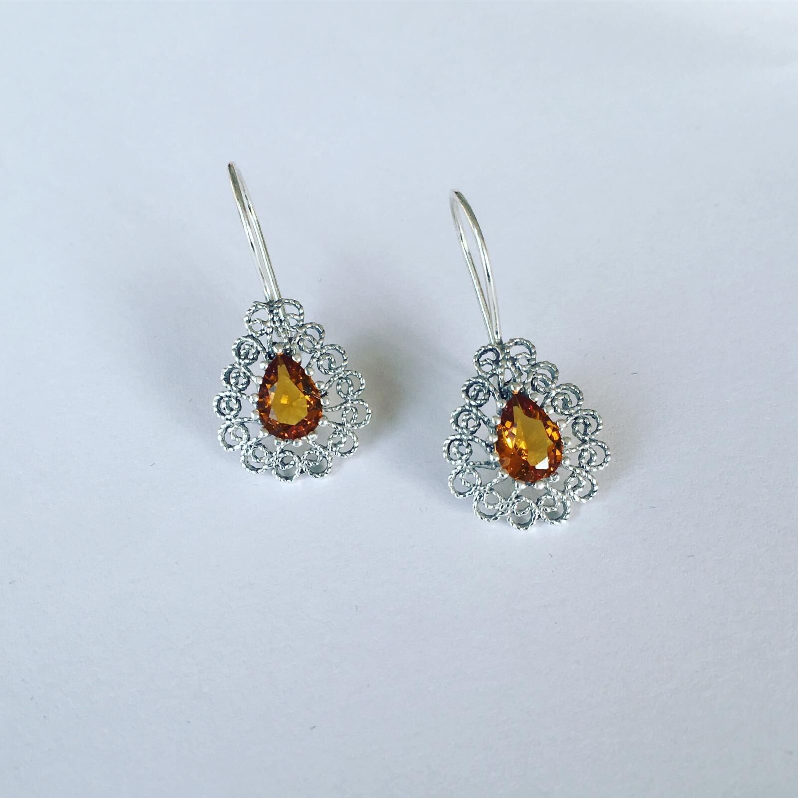 GÜMÜŞ TELKARİ BAL RENGİ ZİRKON TAŞLI DAMLA KÜPE