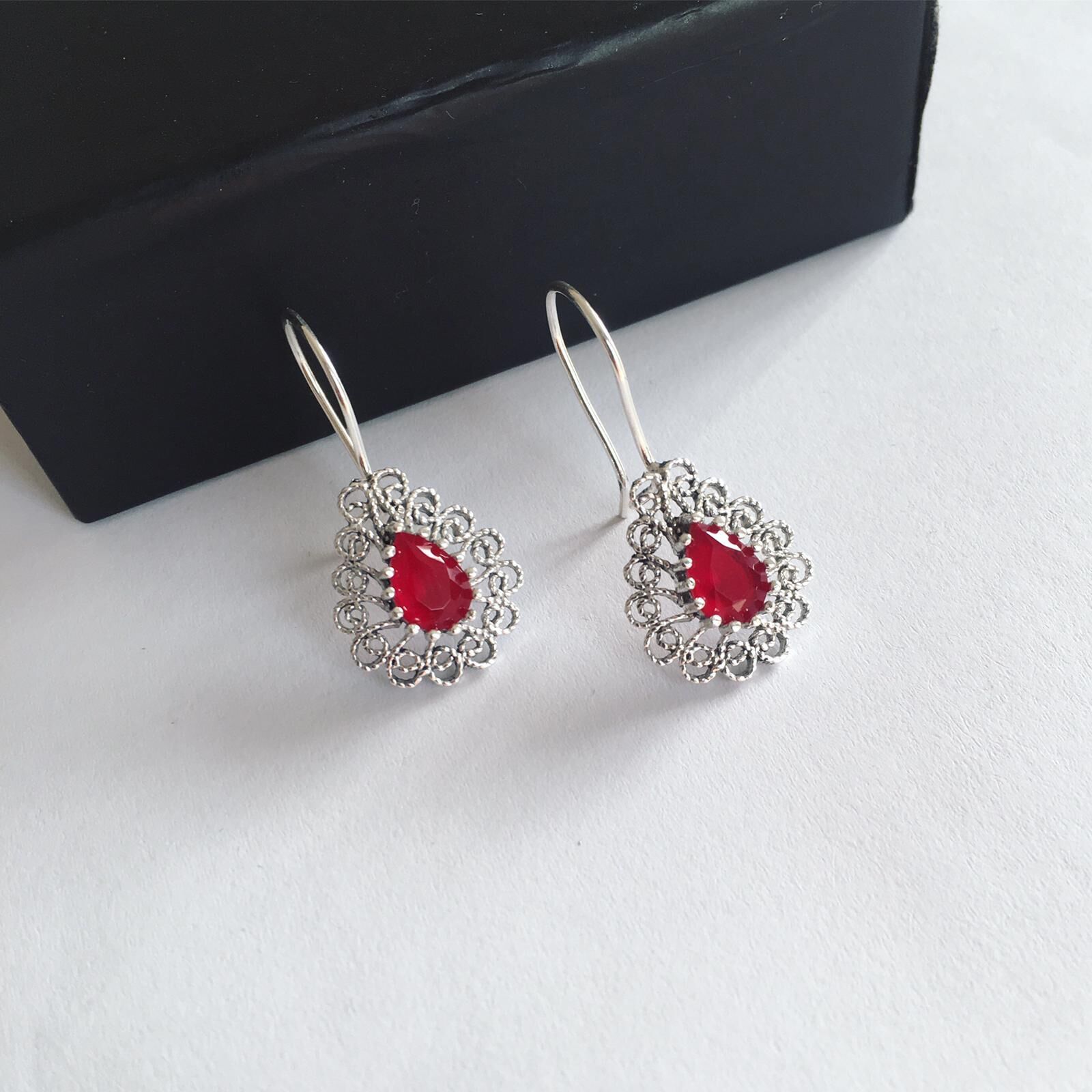 GÜMÜŞ TELKARİ KÖK YAKUT TAŞLI KIRMIZI DAMLA KÜPE