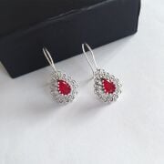 GÜMÜŞ TELKARİ KÖK YAKUT TAŞLI KIRMIZI DAMLA KÜPE