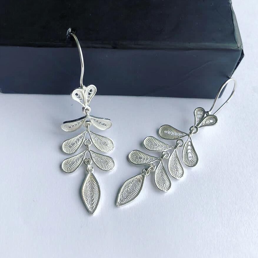 GÜMÜŞ TELKARİ BAŞAK MODELİ SALLANTILI KÜPE
