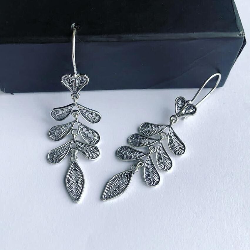 GÜMÜŞ TELKARİ BAŞAK MODELİ SALLANTILI KLASİK KÜPE