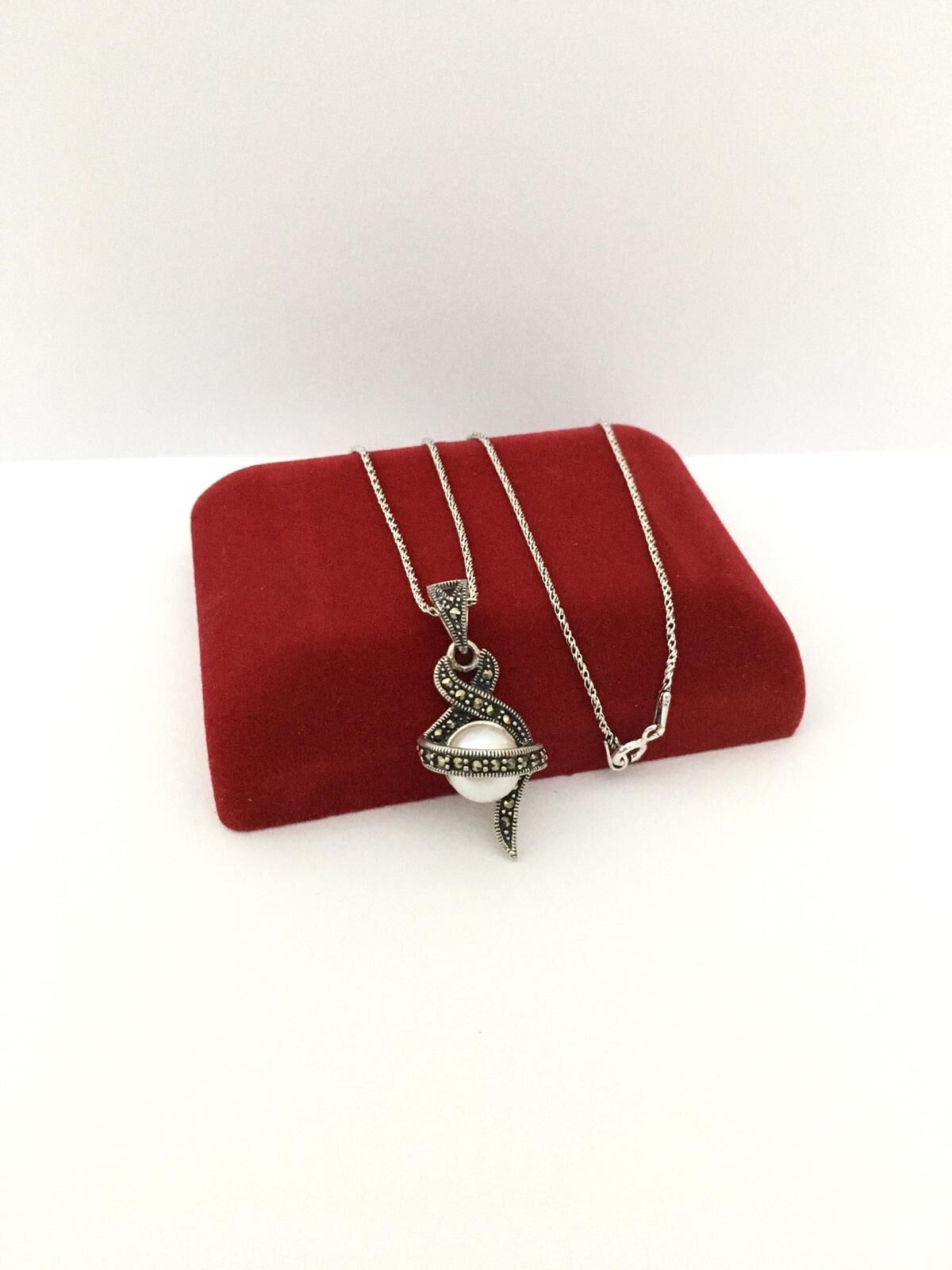 GÜMÜŞ MARKAZİT VE İNCİ TAŞLI KOLYE