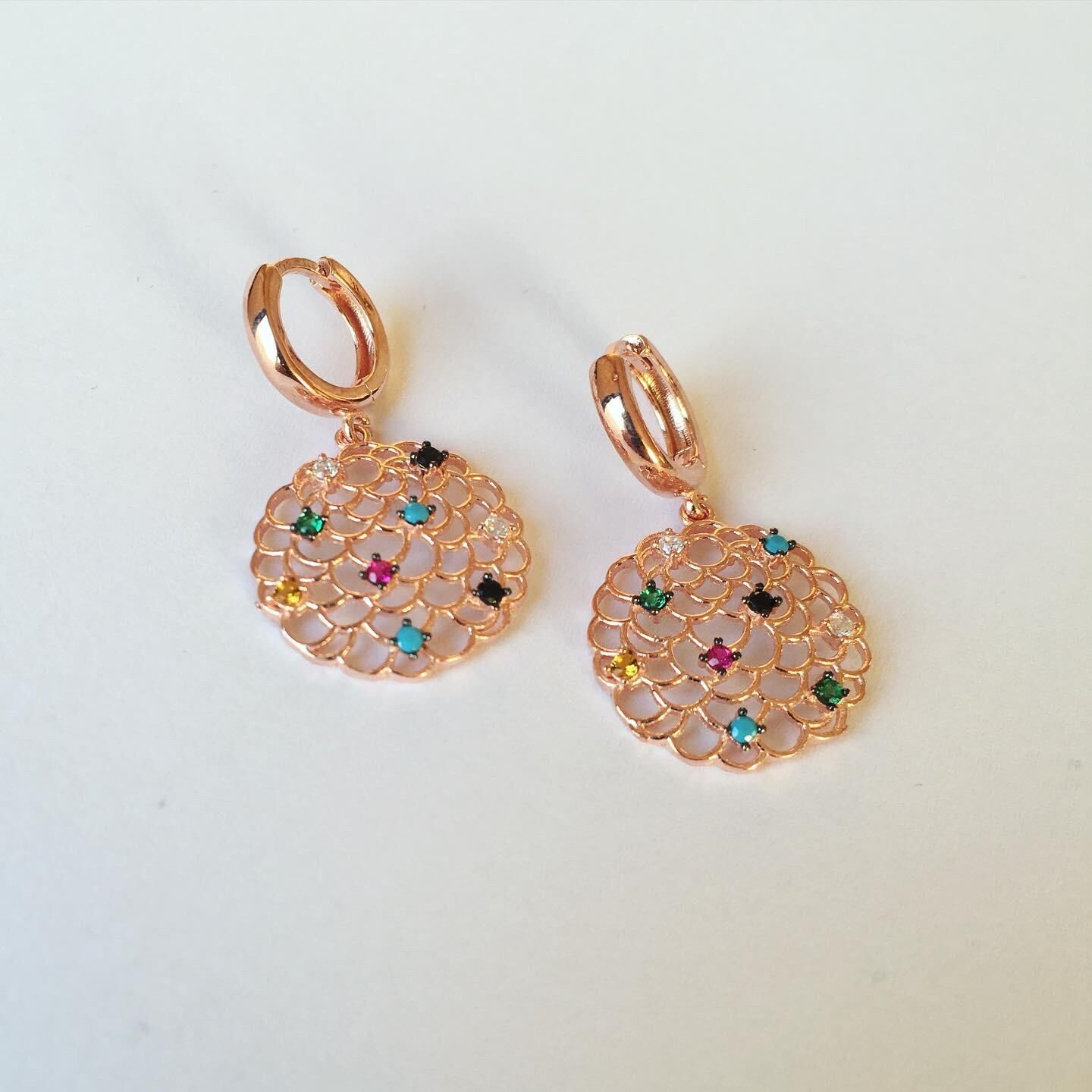 YAŞAM ÇİÇEĞİ RENKLİ ZİRKON TAŞLI GÜMÜŞ KÜPE