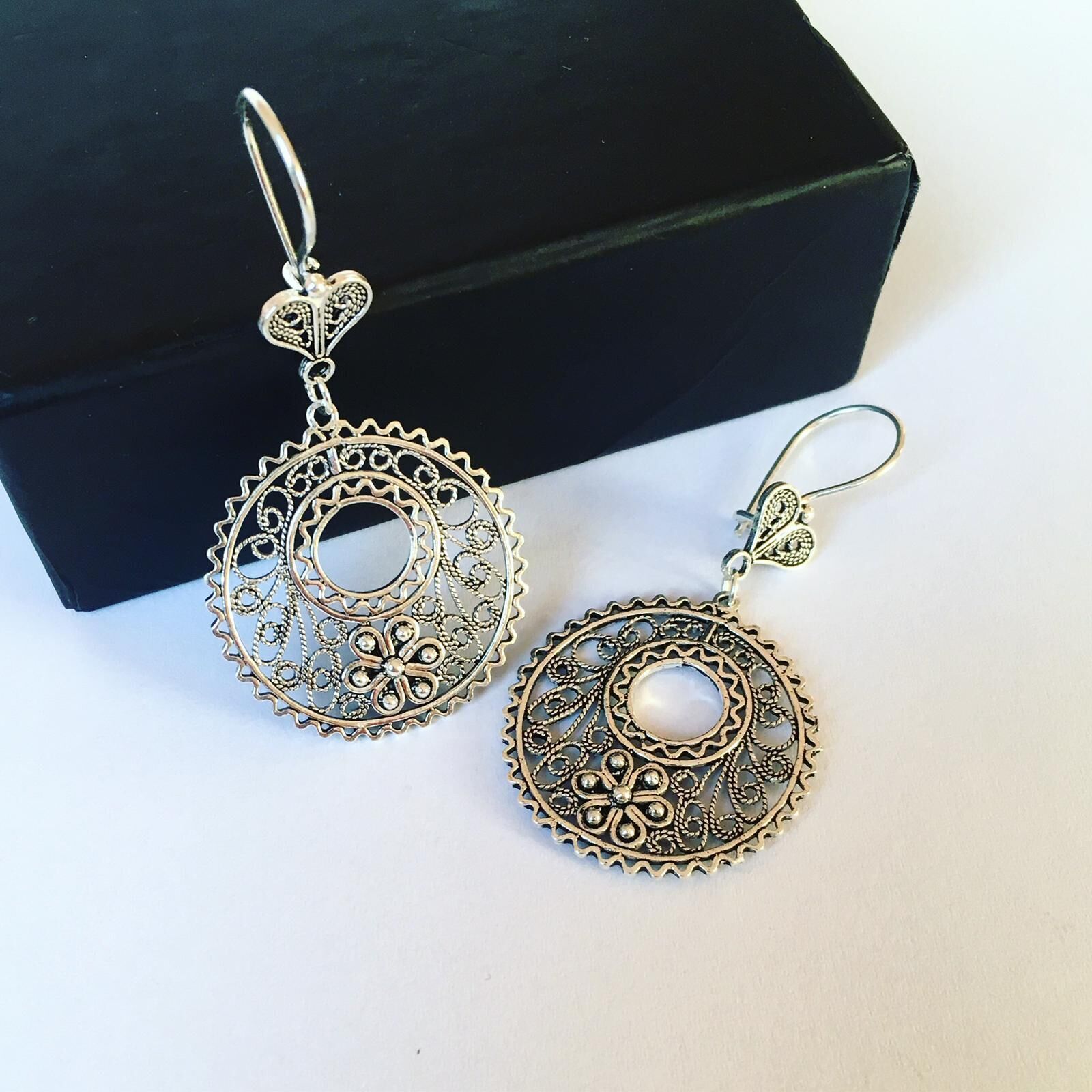 YUVARLAK ÇİÇEK MOTİFLİ TELKARİ GÜMÜŞ KÜPE