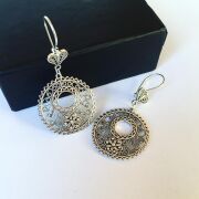 YUVARLAK ÇİÇEK MOTİFLİ TELKARİ GÜMÜŞ KÜPE