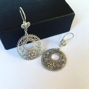 YUVARLAK ÇİÇEK MOTİFLİ TELKARİ GÜMÜŞ KÜPE