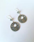 YUVARLAK ÇİÇEK MOTİFLİ TELKARİ GÜMÜŞ KÜPE