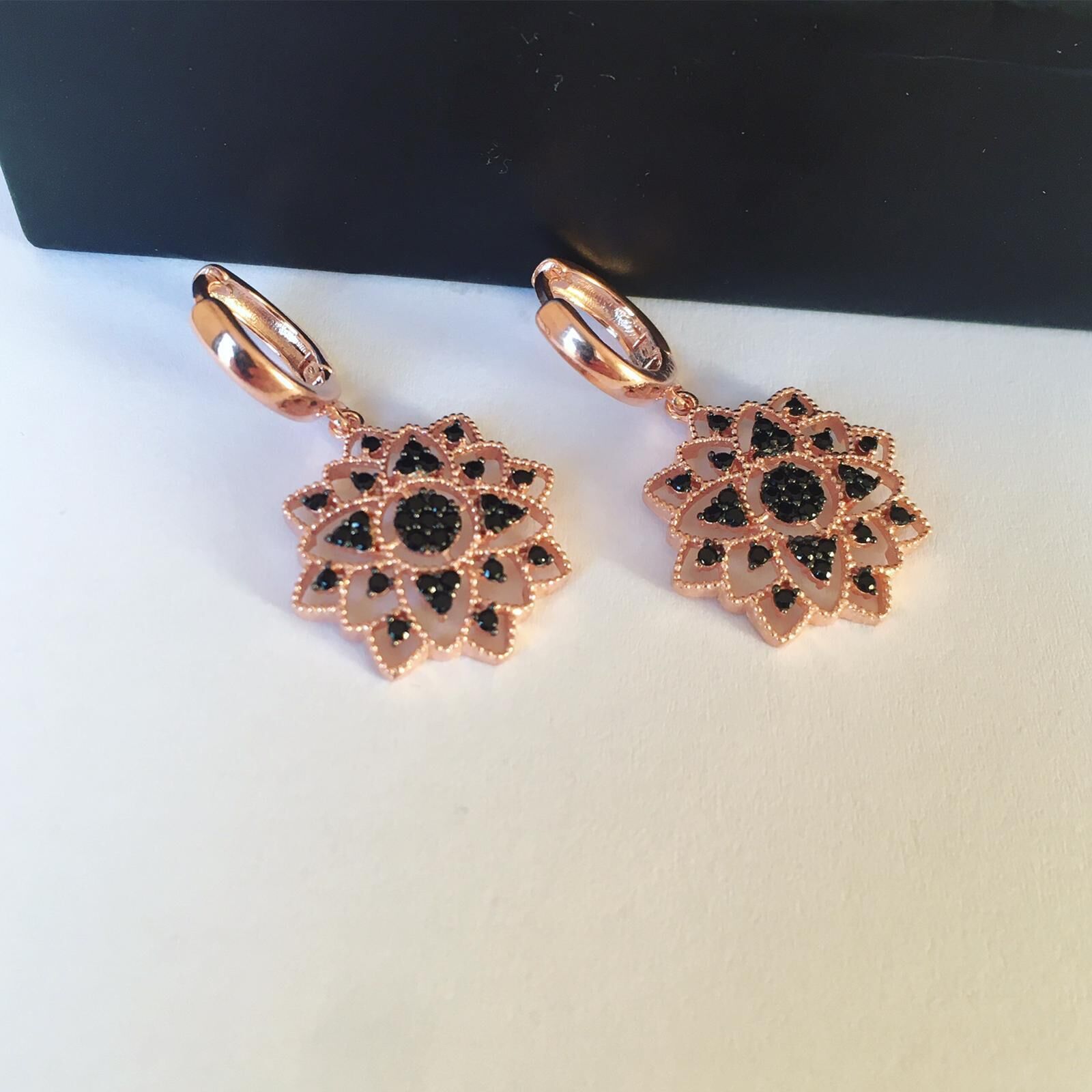 GÜMÜŞ SİYAH ZİRKON TAŞLI YAŞAM ÇİÇEĞİ KÜPE