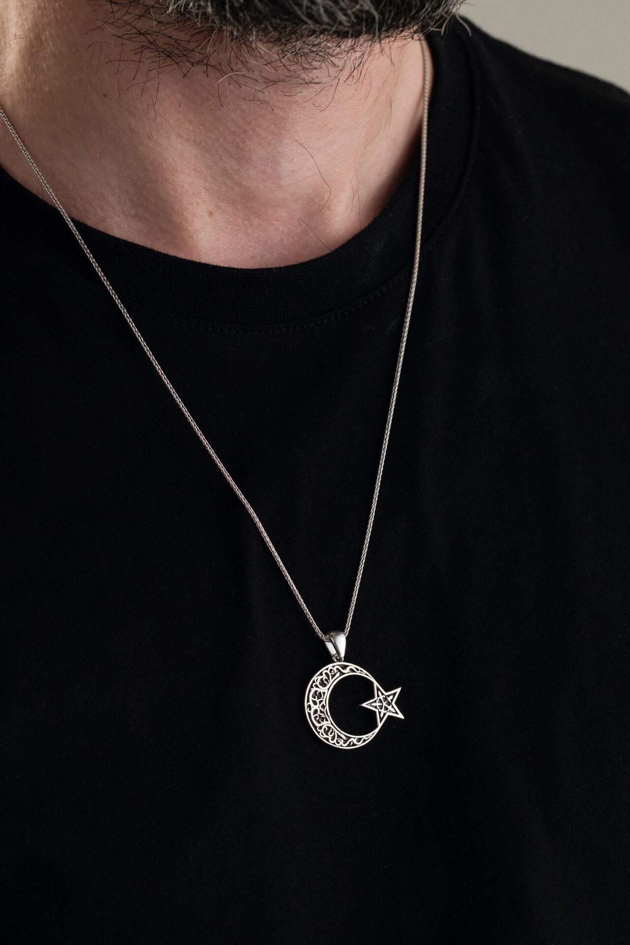 29 MM GÜMÜŞ AY YILDIZ BAYRAK ESKİTME İŞLEMELİ ERKEK KOLYE